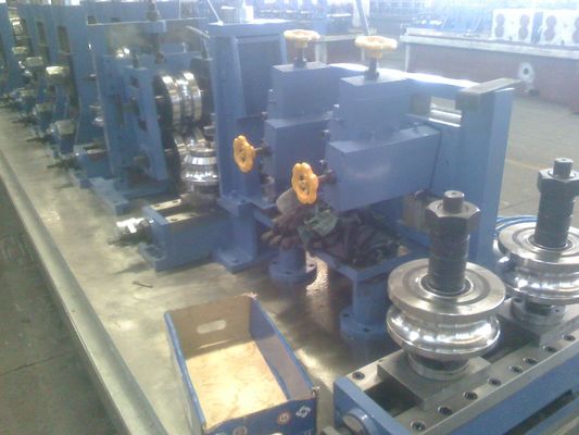 Máy hàn ống thép hợp kim với bộ tích lũy và bàn chạy ra để sản xuất ống công nghiệp liên tục