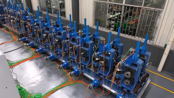 Máy hàn ống thép hợp kim với bộ tích lũy và bàn chạy ra để sản xuất ống công nghiệp liên tục